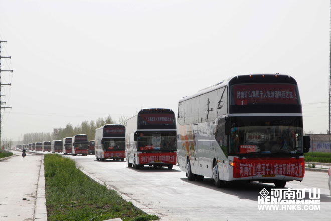 行進中的車隊，浩浩蕩蕩，蔚為壯觀.jpg